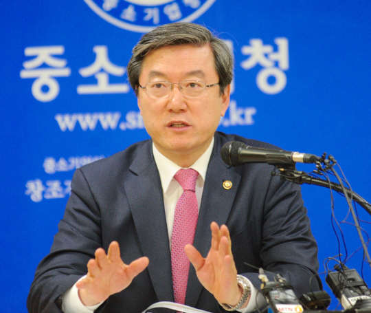 주영섭 중기청장이 1일 서울 중소기업중앙회에서 '2016년 중기청 주요 정책방향'에 대한 설명을 하고 있다.  중기청 제공